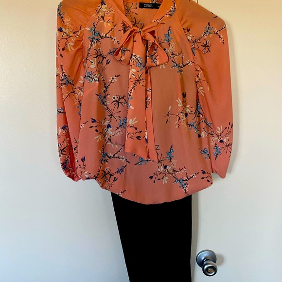 Blouse -Tie Neck Floral - Picture 2 of 3
